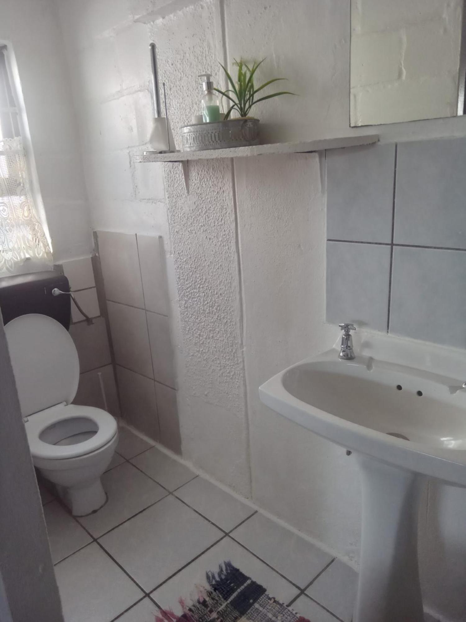 40 On Main Self Catering Apartment Херманус Екстериор снимка